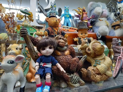 商品に囲まれるちびナカノさん