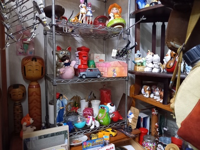 棚に入るちびナカノさん