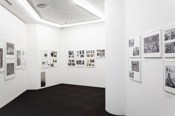 展示室１では細江英公氏にまつわる資料や記念写真を展示