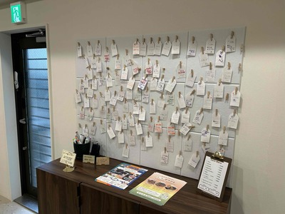 ワッフルチケットが貼られたメッセージボード