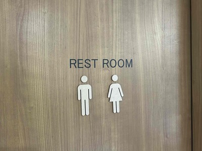 中高生が作成した館内のトイレマーク