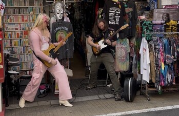 楽器を弾いている様子