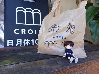 クロワの看板とちびナカノさん