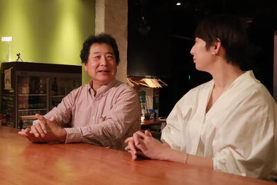 商店街の移り変わりを話す窪寺さん