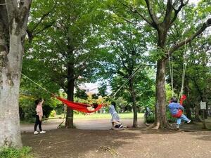 ハンモックで遊ぶ子どもの様子