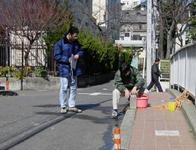 河川水採取のようすの写真