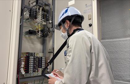 電気職の職員が現地調査を行っている写真
