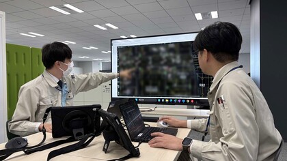 電気職の職員が図面を解説している写真