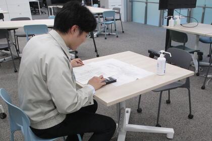 土木職の職員が事務作業をしている写真