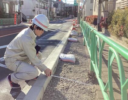 土木職の職員が現地調査を行っている写真