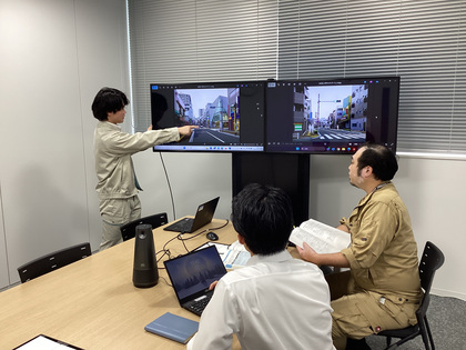 土木職の職員が職員たちとミーティングを行っている写真