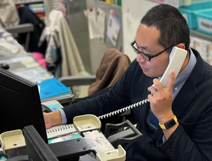 衛生監視職の職員が電話対応をしている写真