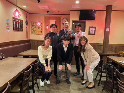 衛生監視職の職員と同僚たちとの集合写真