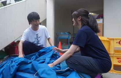 保育士職の職員が同僚と話をしている写真