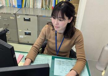 保健師職の職員が事務作業をしている写真