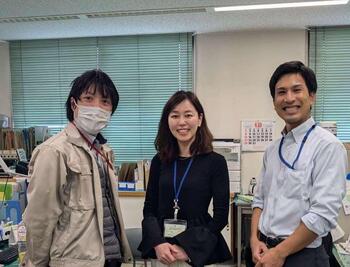 保健師職の職員と職員たちの集合写真