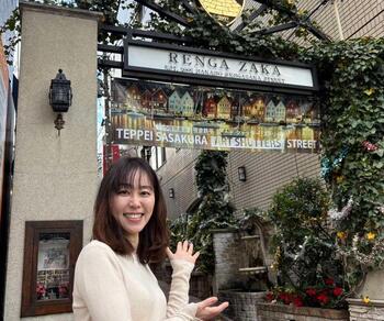 保健師職の職員がレンガ坂を紹介している写真