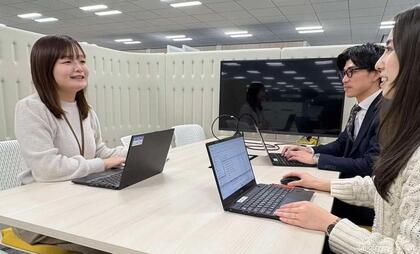 福祉職の職員が同僚とミーティングをしている写真