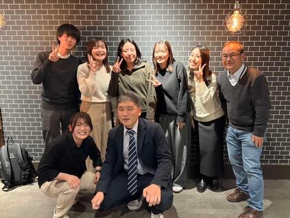 福祉職の職員と先輩同期たちとの集合写真