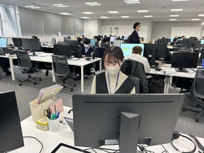 事務職の職員が事務作業をしている写真