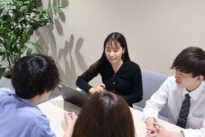 事務職の職員が同僚の職員と歓談している写真