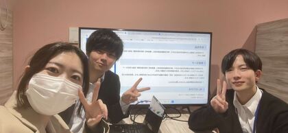 事務職の職員と同僚の職員との記念写真