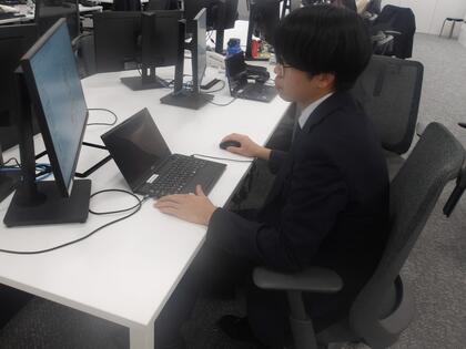 事務職の職員が事務作業をしている写真