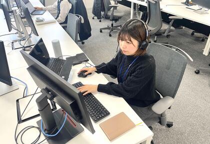 事務職の職員が事務作業をしている写真