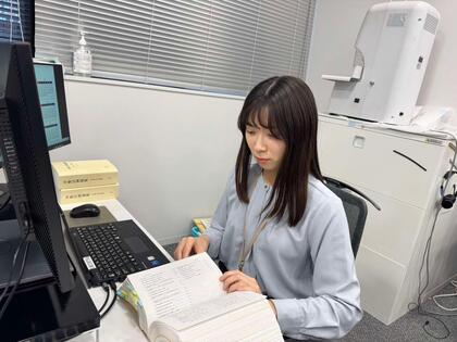 事務職の職員が事務作業をしている写真