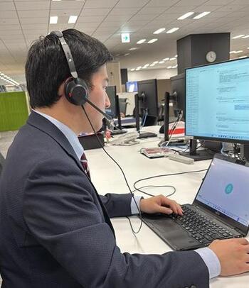 事務職の職員が電話対応をしている写真