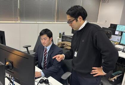 事務職の職員が先輩からアドバイスをもらっている写真