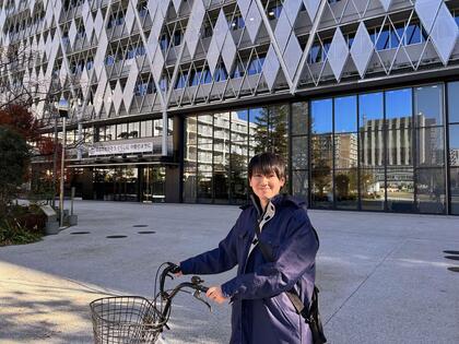 事務職の職員が自転車を押している写真