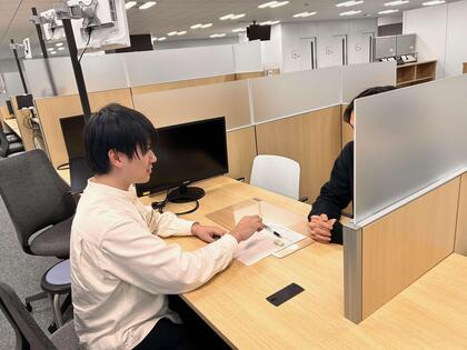 事務職の職員が窓口対応をしている写真