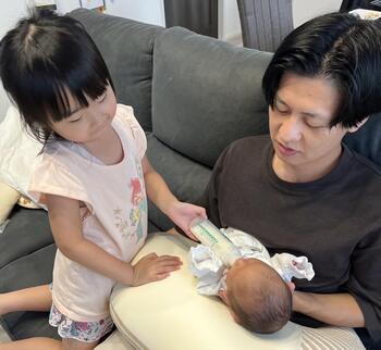 事務職の職員が子育てをしている写真