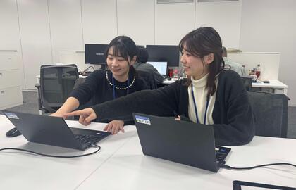 事務職の職員が事務作業をしている写真