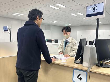 建築職の職員が受付をしている写真