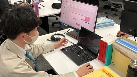 建築職の職員が事務作業をしている写真