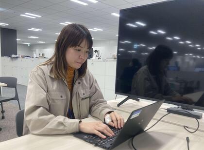 建築職の職員が事務作業をしている写真