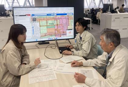 建築職の職員が職員たちと打ち合わせをしている写真