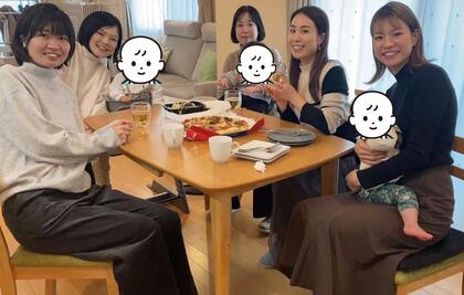 建築職の職員が同僚たちと子ども連れで食事をしている写真