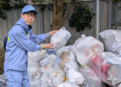 清掃職の職員がごみ収集作業をしている写真