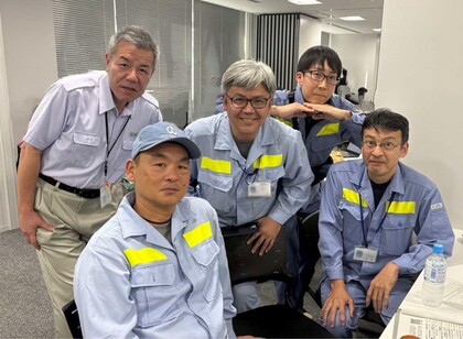 清掃職の職員と職員たちの集合写真