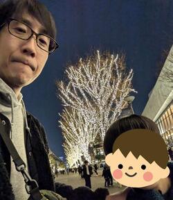 清掃職の職員と子供の記念写真