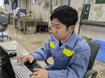 清掃職の職員が事務作業をしている写真