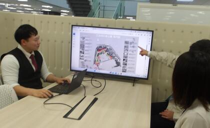 造園職の職員がミーティングに参加している写真