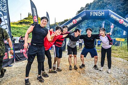 造園職の職員が部活の仲間たちとスパルタンレースに出場している写真