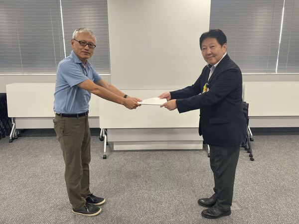 審議会会長から中野区長へ答申を手交