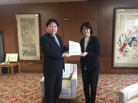 答申を手渡しする大塚会長