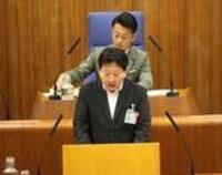 行政報告を行う酒井区長