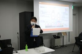 酒井区長がコメントするようす